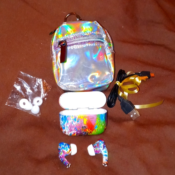 Wireless earbuds + accessories included - Picture 1 of 6